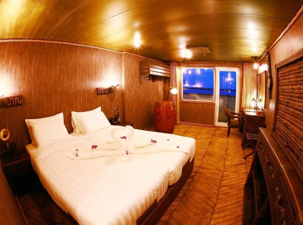 Vintage Luxury Yacht Hotel Yangon Botel