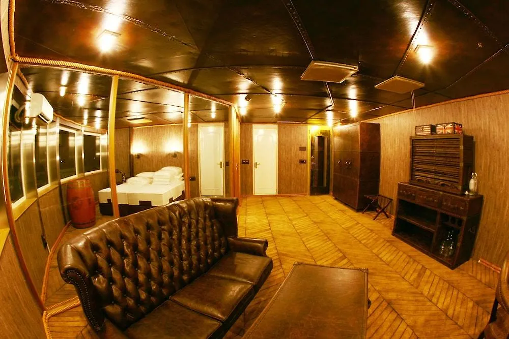 Vintage Luxury Yacht Hotel Yangon Botel
