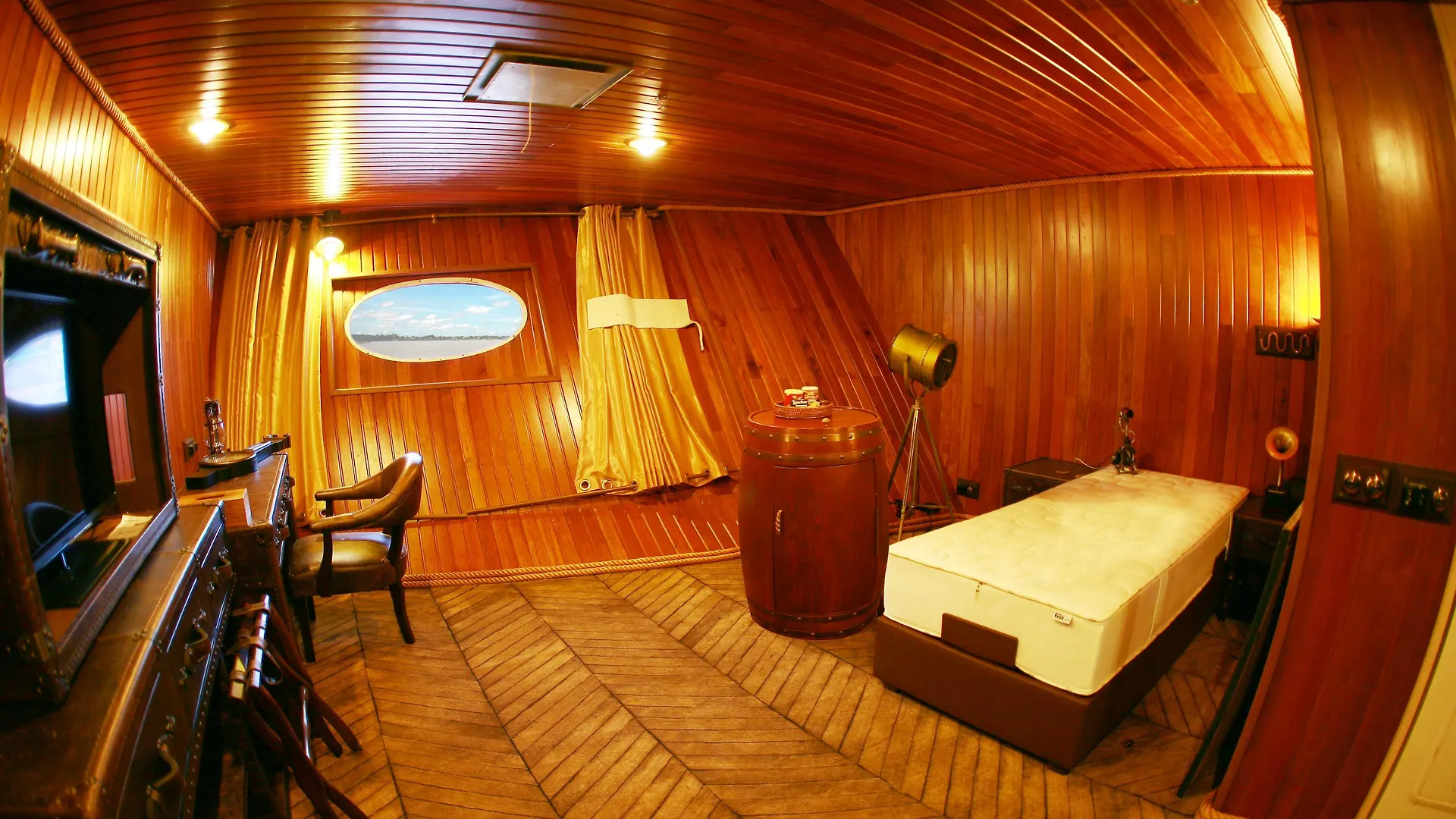 Vintage Luxury Yacht Hotel Yangon Botel
