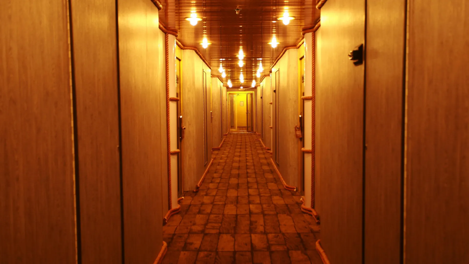 Vintage Luxury Yacht Hotel Yangon 4*,