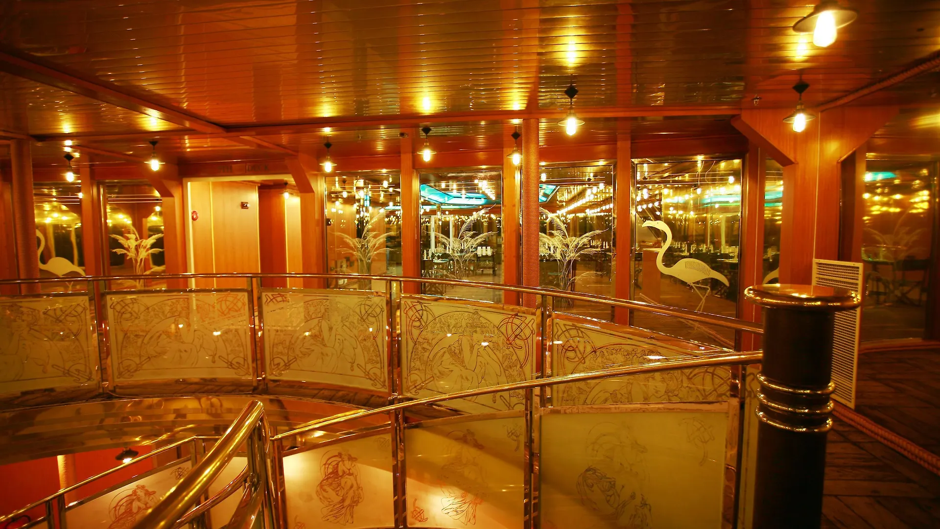 Vintage Luxury Yacht Hotel Yangon 4*,