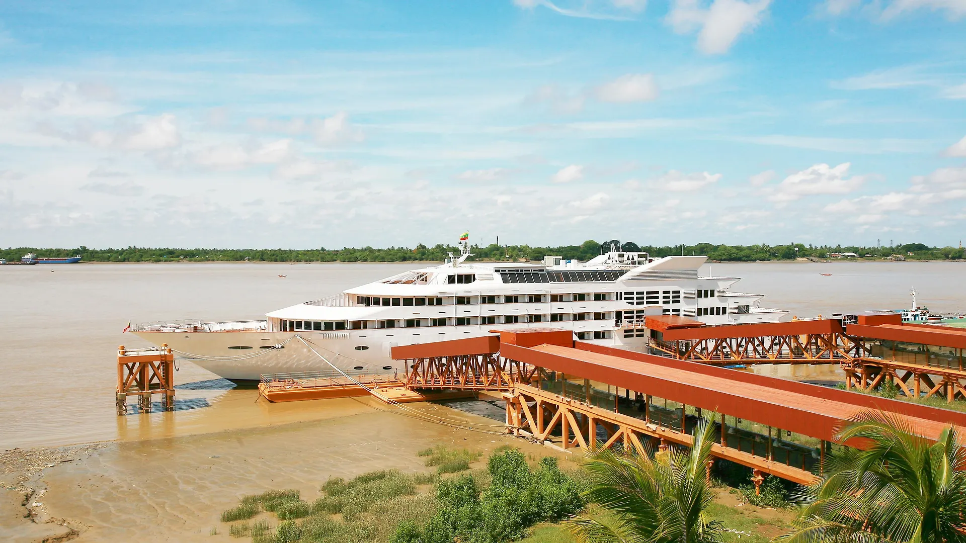 Botel Vintage Luxury Yacht Hotel Yangon