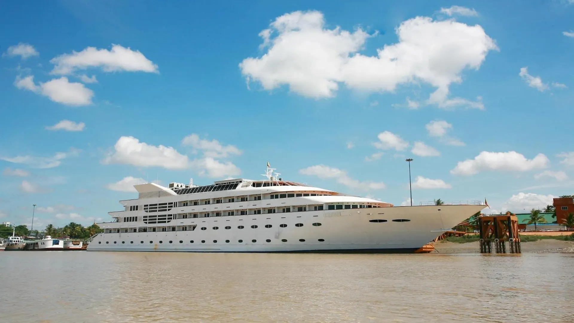 Botel Vintage Luxury Yacht Hotel Yangon