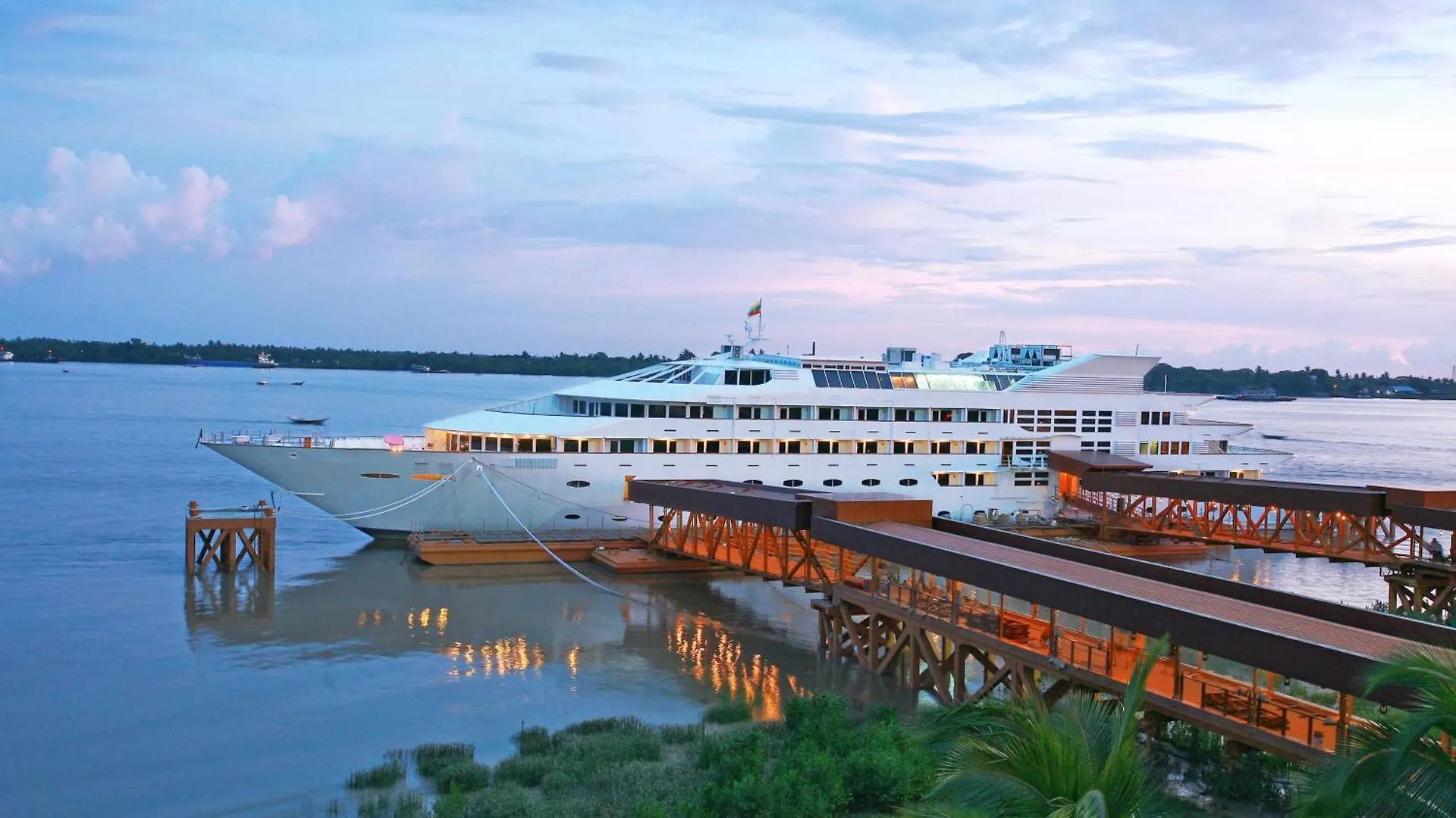 Vintage Luxury Yacht Hotel Yangon 4*,