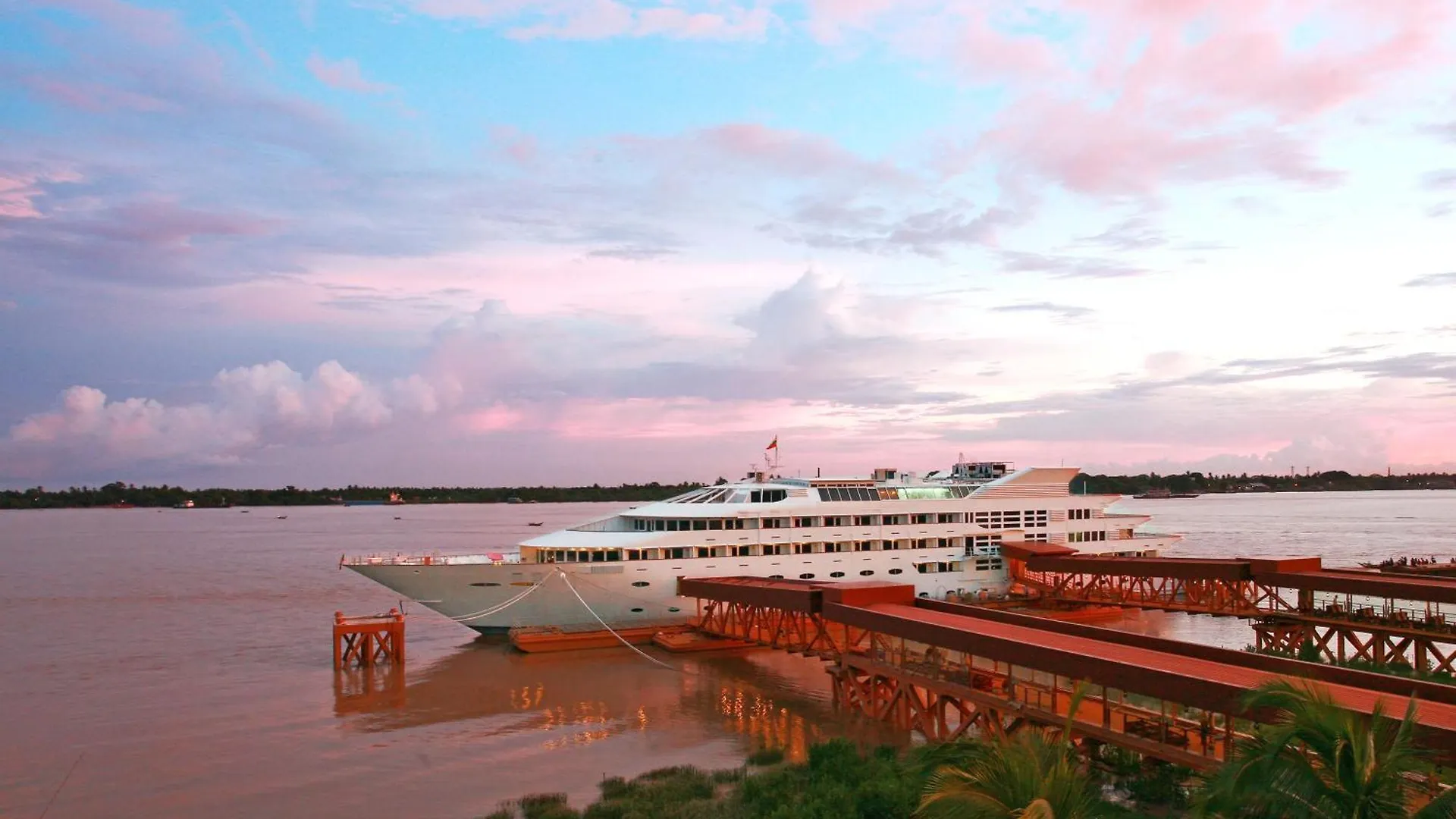 Vintage Luxury Yacht Hotel Rangún Botel