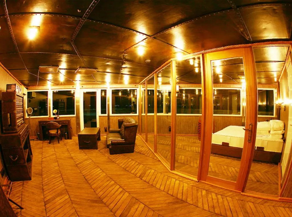 Vintage Luxury Yacht Hotel Yangon Botel
