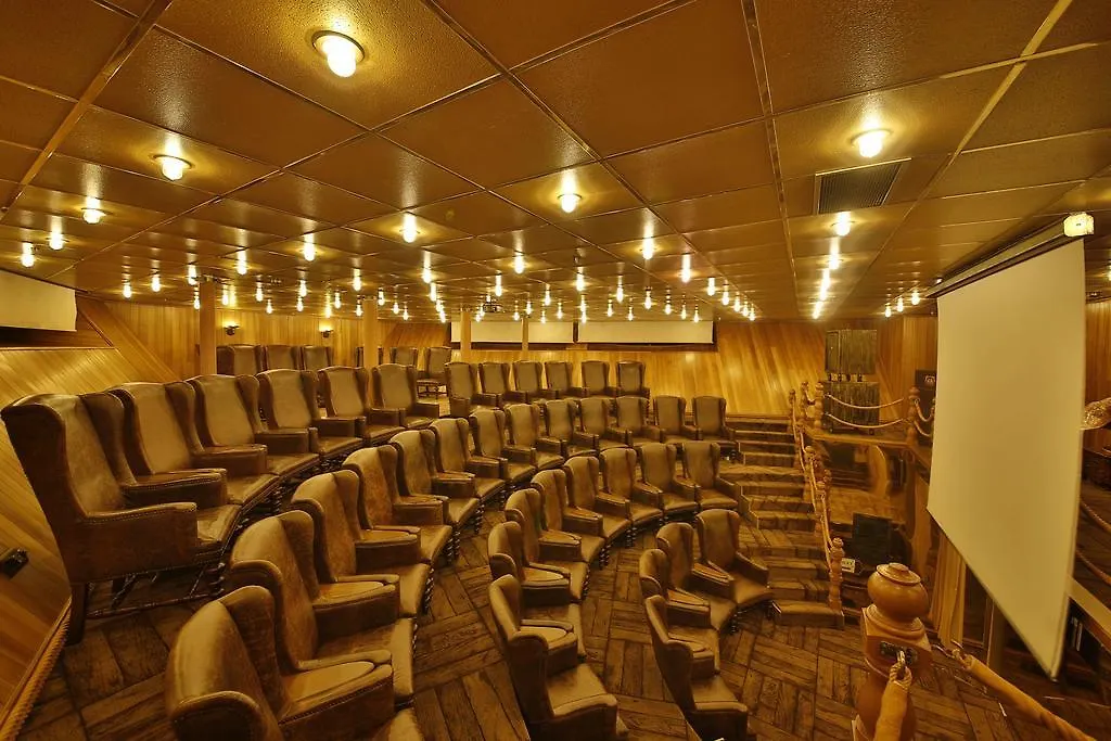 Vintage Luxury Yacht Hotel Rangún