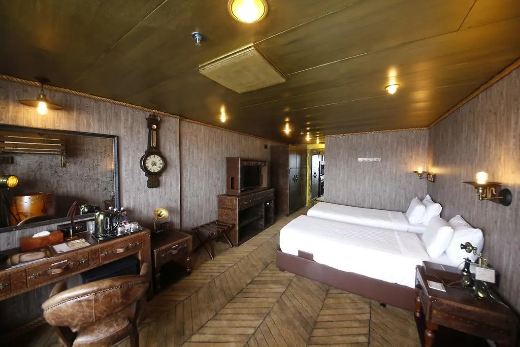 Vintage Luxury Yacht Hotel Yangon 4*,