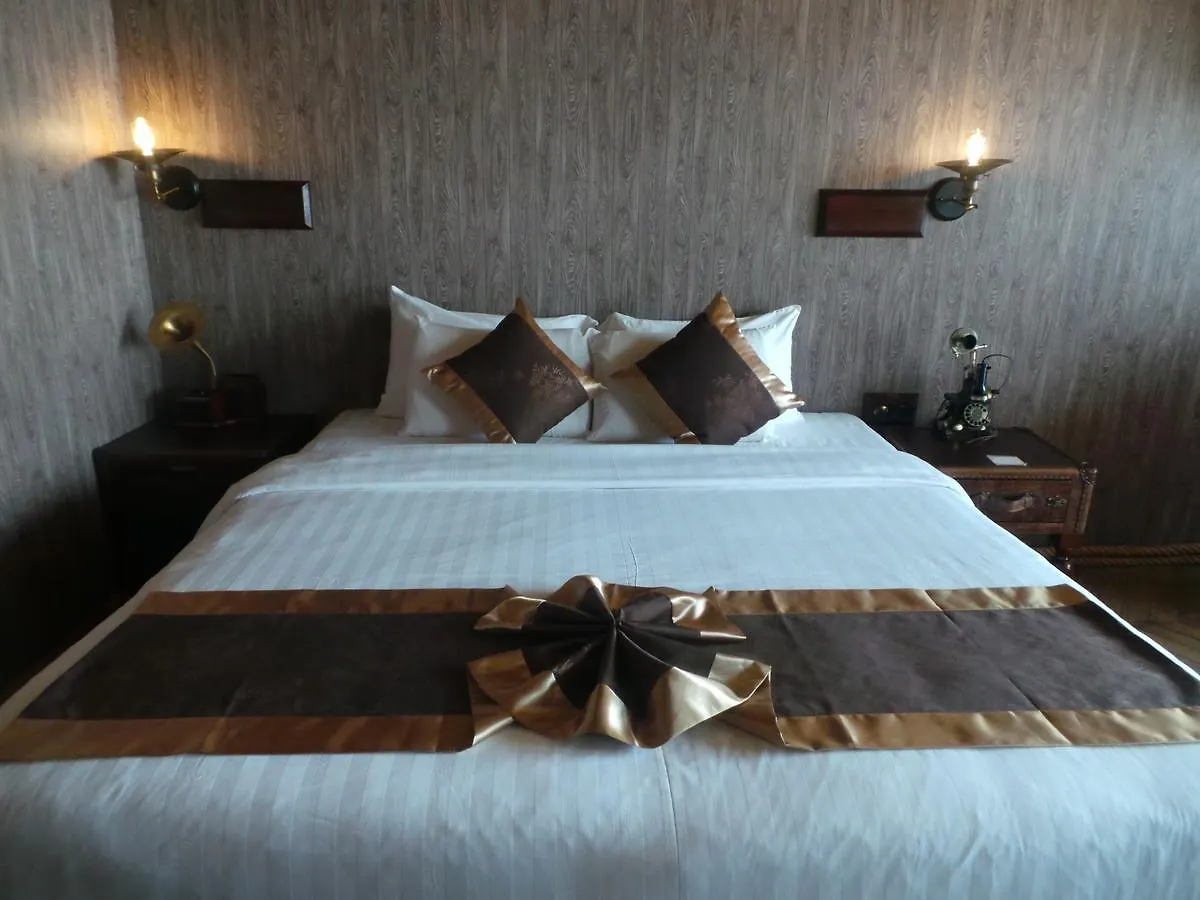 Vintage Luxury Yacht Hotel Yangon 4*,