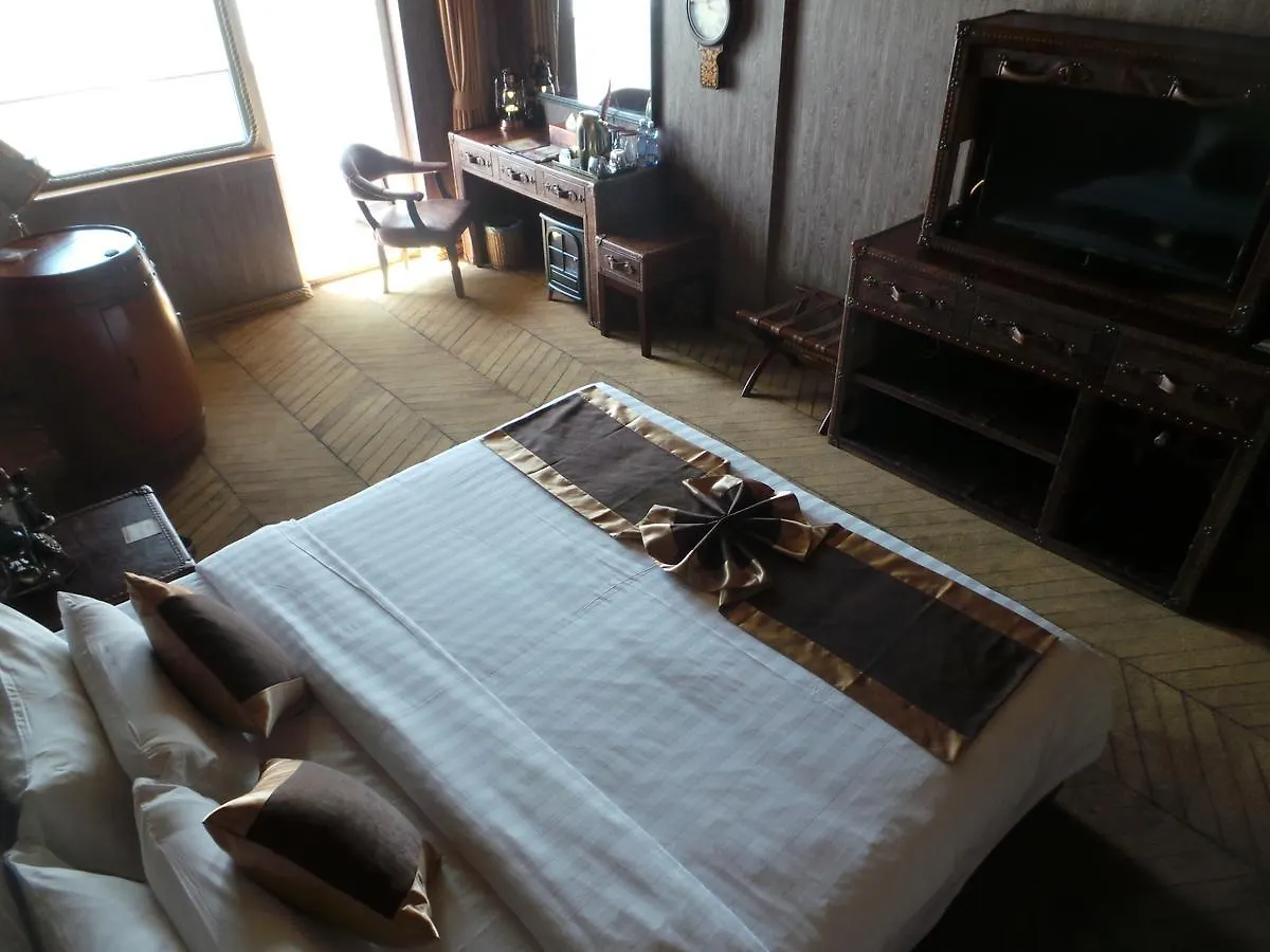 Vintage Luxury Yacht Hotel Yangon Botel